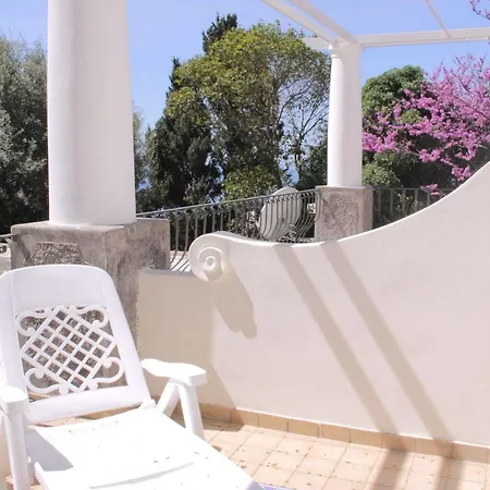 Capri Apartments *